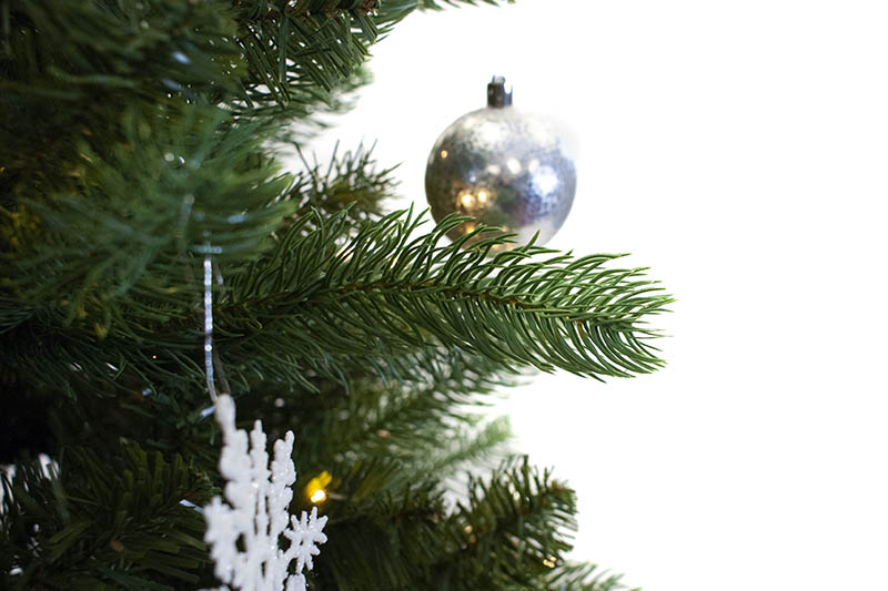 Pre_lit_Artificial_Christmas_Tree_02-12