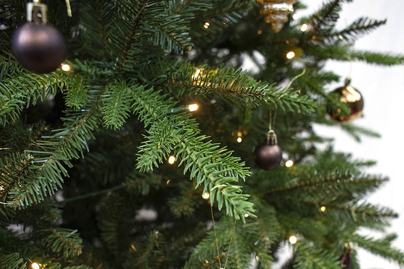 Pre_lit_Artificial_Christmas_Tree_05_10