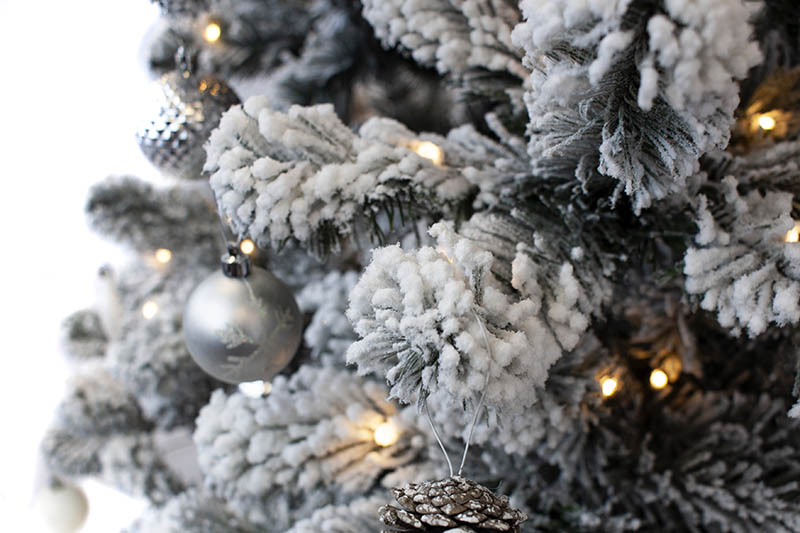 Pre_lit_Artificial_Christmas_Tree_Snow_03-06